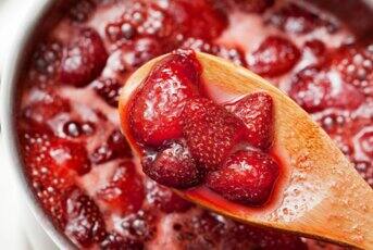 Sirop aux fraises sans alcool pour imbiber un biscuit