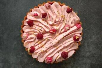 Tarte rose aux framboises et pralines roses par @vinz_cams