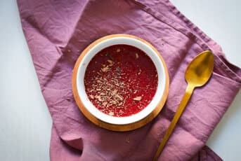 Soupe de fruits rouges et copeaux de chocolat
