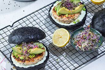 Burgers noirs au steak de saumon, avocat et Wasabi