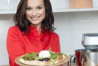 PIZZA ZE ŚWIEŻYMI POMIDORAMI I RUKOLĄ