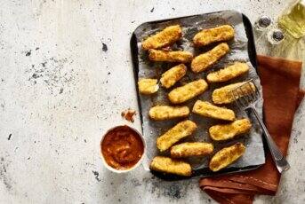 Frites de Halloumi cuites au four avec sauce marinara créole