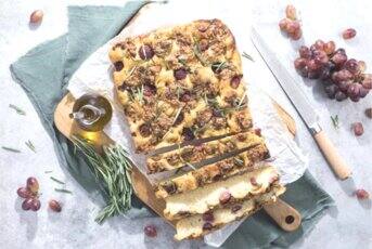 Focaccia aux raisins rouges et dolcelatte