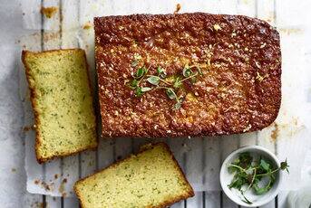 Cake sans gluten de courgette, citron et thym