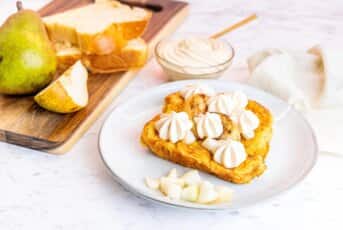 Brioche perdue, poire caramélisée et chantilly au caramel beurre salé