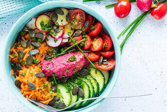 Buddha bowl aux légumes croquants, et houmous de betterave