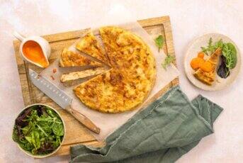 Omelette espagnole, sauce aux poivrons rouges et féta