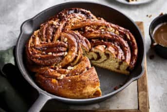 Brioche roulée au caramel et noix de pécan