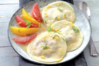 Ravioles sucrées aux raisins frais, aux pommes et aux agrumes