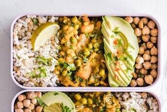 Pomysły na lunchbox. Szybkie i zdrowe posiłki do pracy lub szkoły
