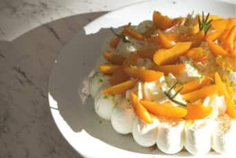 Dessert à l'abricot et au romarin