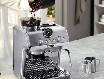 Moulin à café intégré The conical burr grinder delivers a precise, consistent dose of freshly ground coffee for a single or double espresso and cold brew drinks. With 8 grind settings, explore your favorite bean varieties and prepare them for optimal extraction.