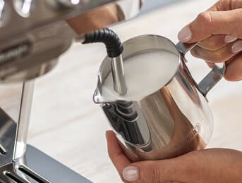 Buse vapeur puissante Cette buse vapeur de type commercial se réchauffe rapidement et assure la bonne pression de vapeur nécessaire à la création d'une micromousse toujours soyeuse, optimale pour le latte art à la maison.