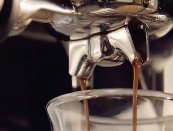 Un espresso à l'infusion précise Notre pompe italienne de 15 bars délivre une pression parfaite, essentielle tout au long du processus de préparation, de la basse pression pendant la préinfusion à la haute pression optimale de 9 bars pendant l’extraction.