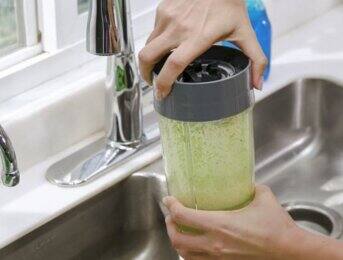 2. Rimuovi il gruppo lama dal bicchiere