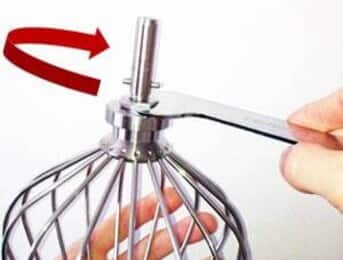 1. Die Mutter am Rührelement lösen