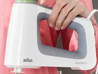 Places the weight in the bowl, not in your hand.