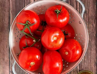 Zutaten für eine einfache Tomatensoße für 4 Personen