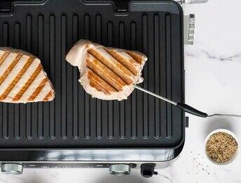 Zusätzliches Grillthermometer für perfekt gegartes Fleisch und Fisch.