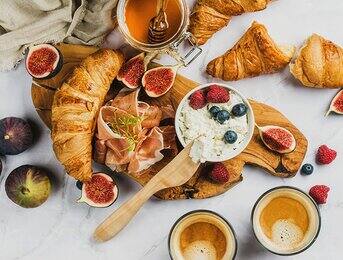 Reggelivel a világ körül