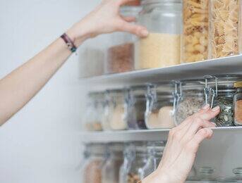 Élelmiszerek szobahőmérsékleten történő tárolása a szekrényben vagy a kamrában