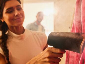 Quick and easy wrinkle removal thanks to high wattage and steam rate.