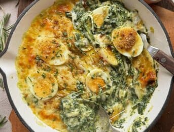 Gratin de spanac cu sos bechamel, mozzarella și ouă fierte