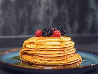 Pancakes mit Him- und Brombeeren