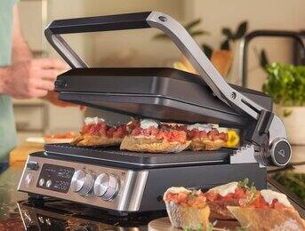 ヒーター内蔵型プレートで素早く均 一な焼き上がりを実現