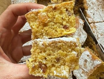 Prăjitură de post cu stafide, nuci pecan și suc portocale