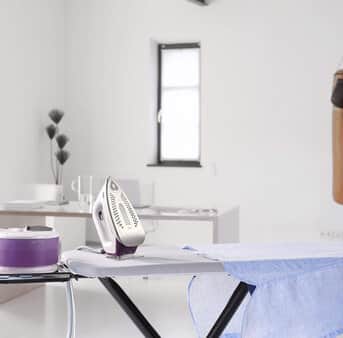 Braun CareStyle Compact – purple model in use