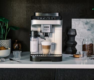 DISCOVER Magnifica Evo Freshly ground, expertly brewed.Enjoy the ease of quality espresso at home - from bean to cup -at the touc...