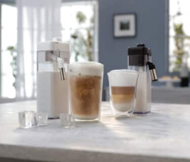 Une machine à café, plusieurs carafes