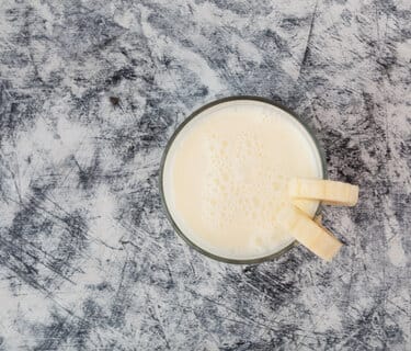 Smoothie protéiné banane et lait d'amande