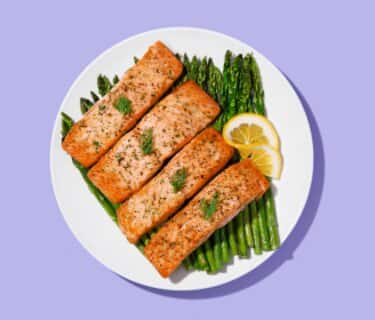 Salmón en freidora de aire con verduras