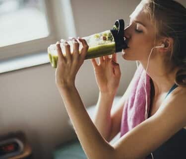 Fire mættende morgenmads-smoothiesder giver energi hele dagen