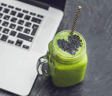 Co na śniadanie do pracy zamiast kanapek? 5 przepisów na pyszne koktajle i smoothie