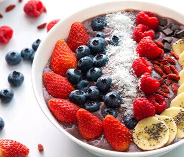 La recette de smoothie bowl antioxydant aux fruits rouges du petit-déjeuner par Nadir Hifi
