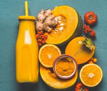 Jesienne rozgrzewające napoje z blendera – przepisy z cynamonem i imbirem