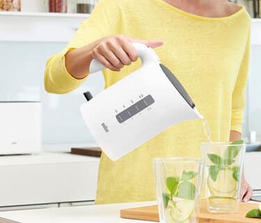 世界最高峰のデザインチームが送り出す、ブラウンの電気ケトル