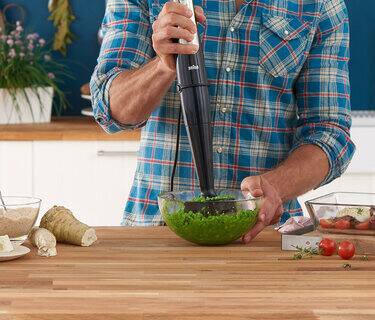 Stampfen und pürieren Sie gegartes Gemüse mühelos zu cremig-sämigen Pürees.