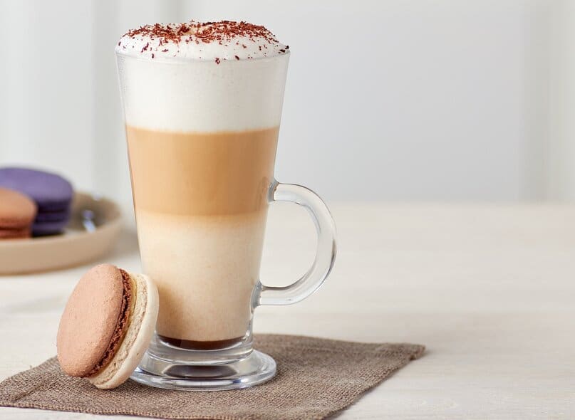 Spienianie mleka w ekspresie do kawy – różne rozwiązania w ekspresach