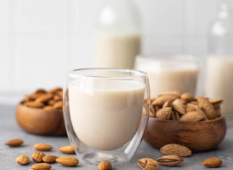 Jakie mleko roślinne do kawy z ekspresu? Jak spienić mleko sojowe, kokosowe, migdałowe, ryżowe?