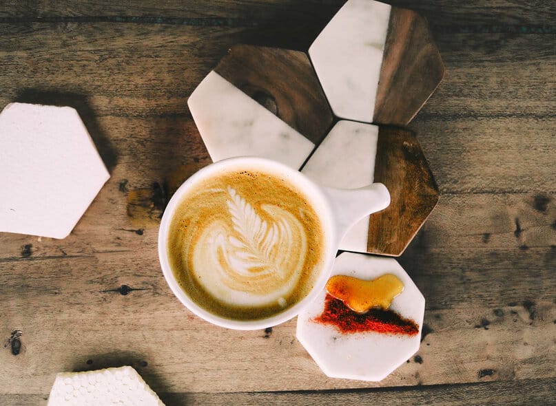 Czy kawa z miodem jest zdrowa? Jaki miód wybrać?