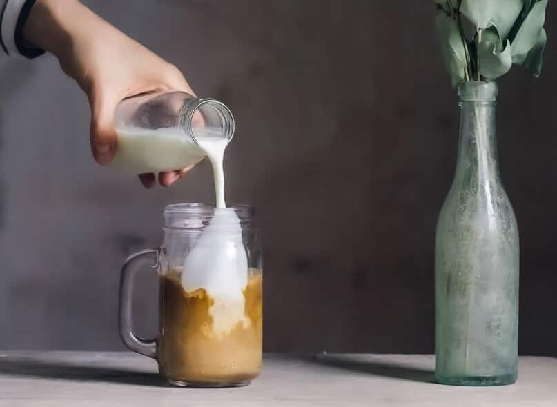 Zwarzone mleko w kawie? 5 błędów w parzeniu kawy z mlekiem