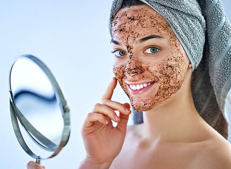 Kosmetyki z kawy DIY. 6 pomysłów na domowe peelingi i maseczki z fusów