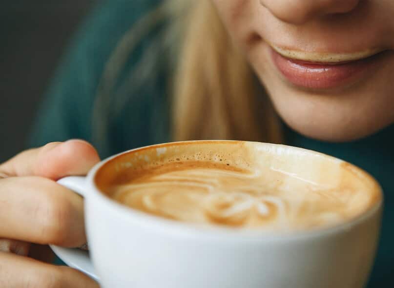 Kawa z mlekiem – czy warto dodawać mleko do kawy?