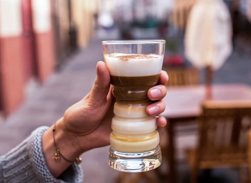 Barraquito – kawowy specjał Teneryfy. Jak zrobić kawę po kanaryjsku?