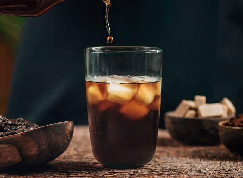 Jak przygotować kawę Cold Brew w domu? Poznaj sposoby