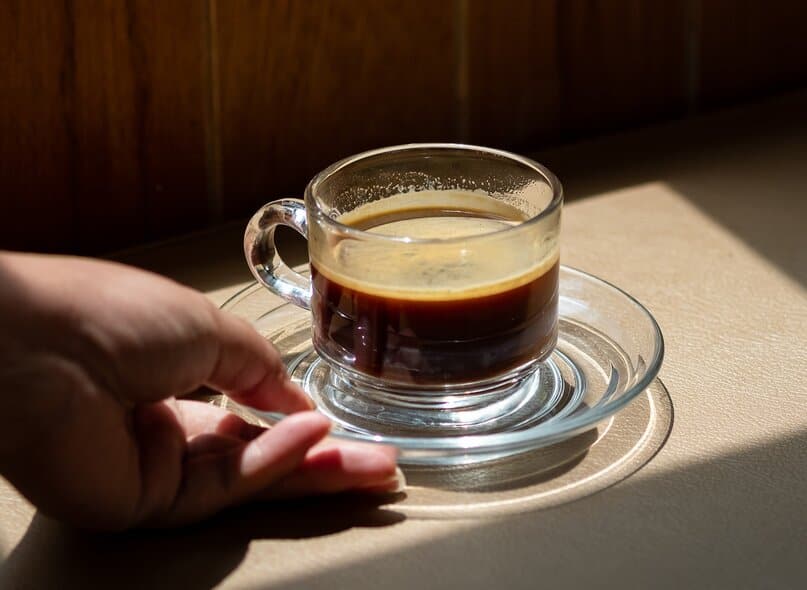 Kawa americano – zwyczajna czy wyjątkowa? Jak zrobić idealną kawę po amerykańsku?